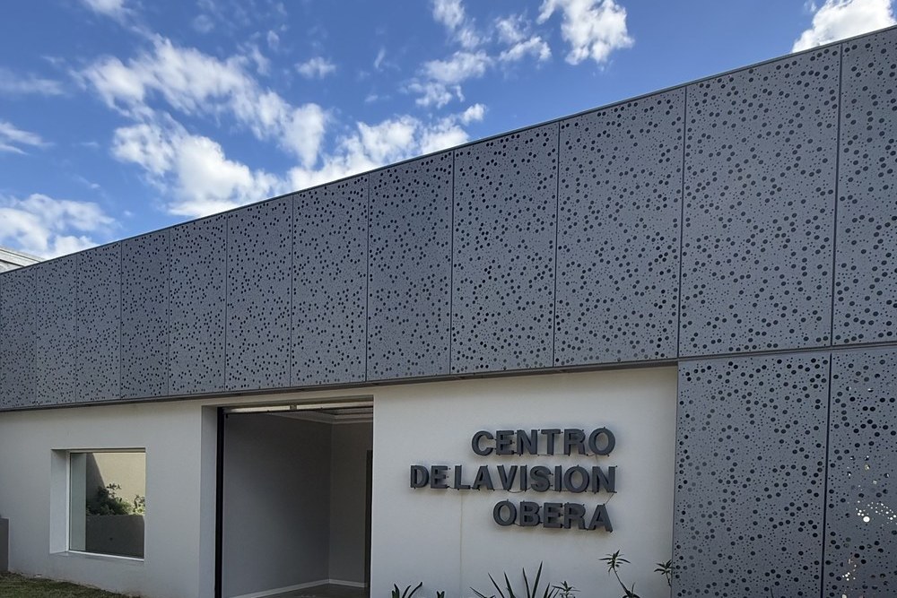 Frente del Centro de la Visión sobre la calle San Pedro 2152, Oberá
