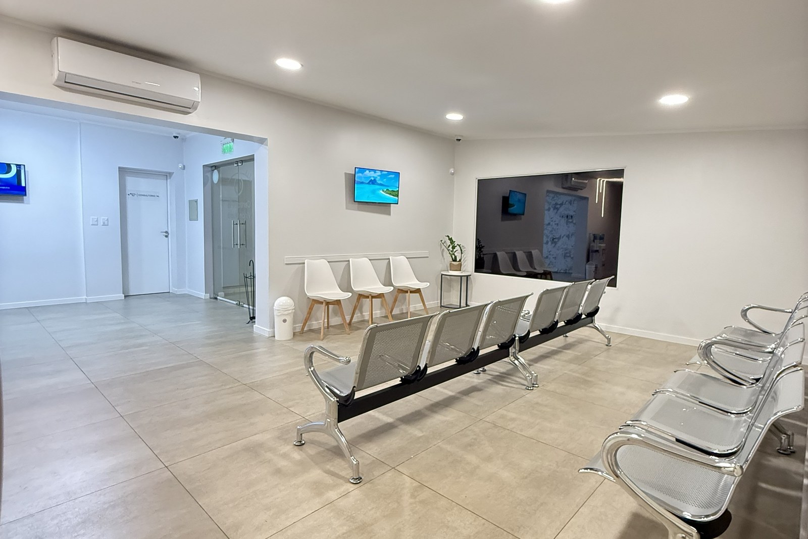 Sala de espera del Centro de la Visión con el acceso a los consultorios al fondo