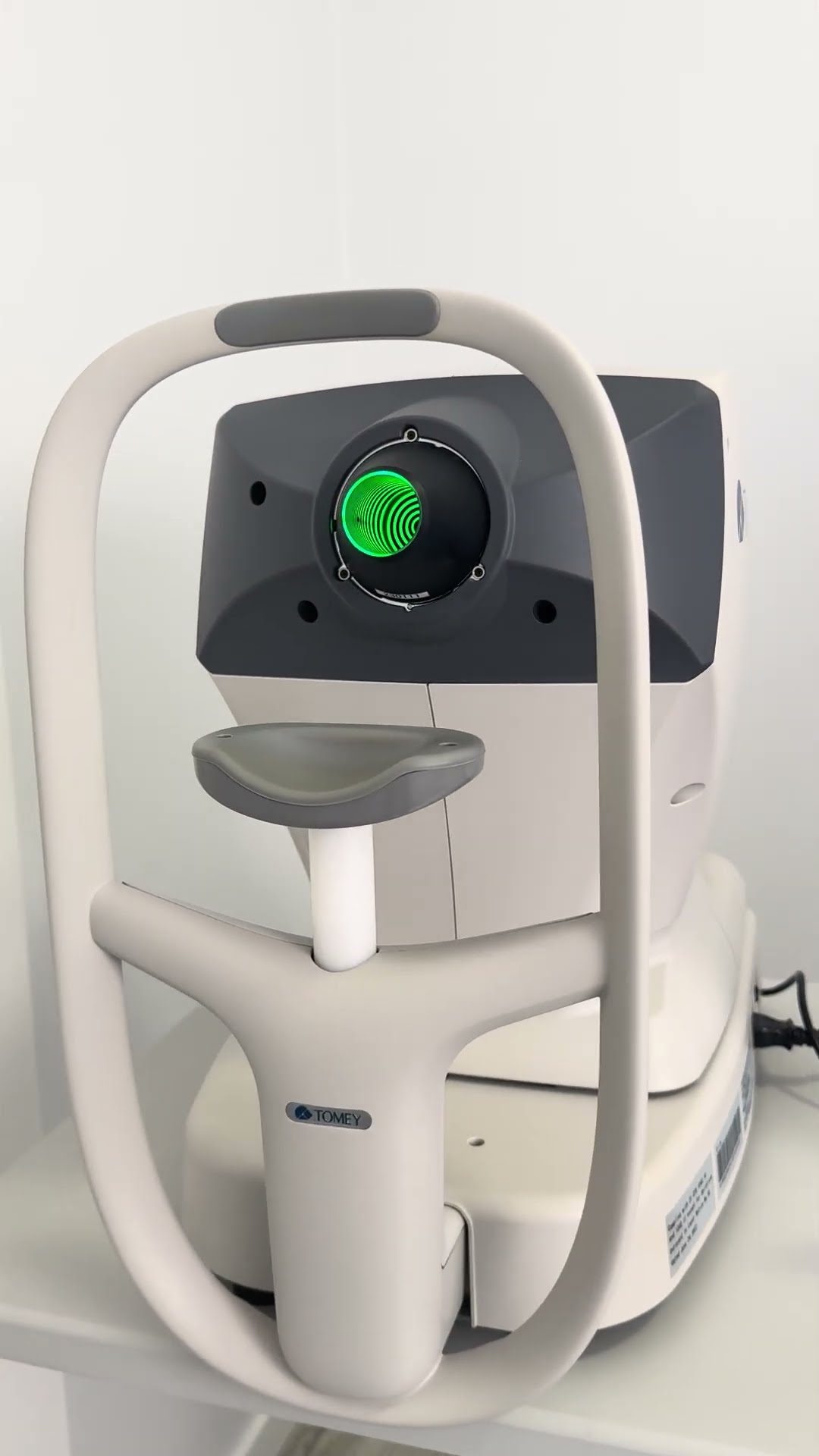 Topógrafo corneal Tomey en el consultorio del Centro de la Visión