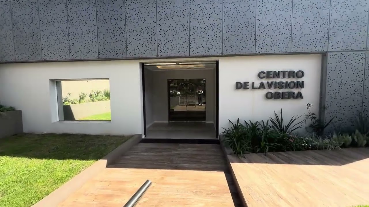 Entrada del Centro de la Visión Oberá con el cartel sobre la fachada